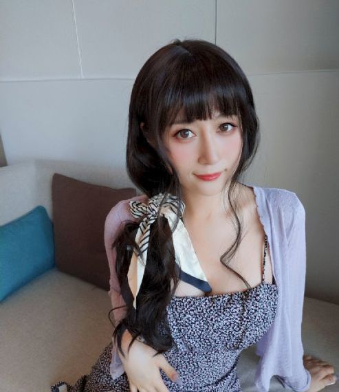 正在播放高颜值高挑大胸美女-看看屋迅雷电影在线